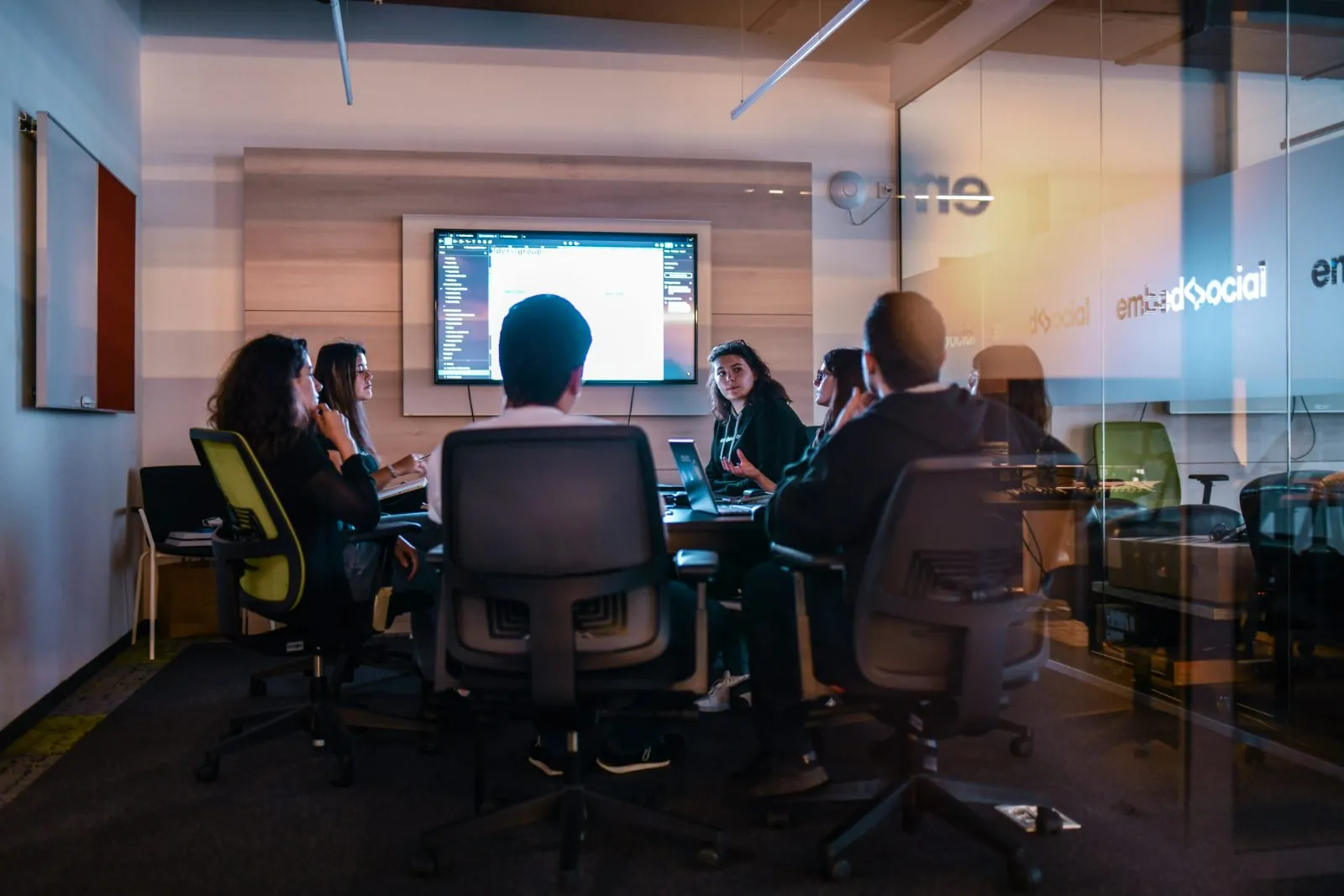 Equipe técnica da LAN Consulting em reunião de análise